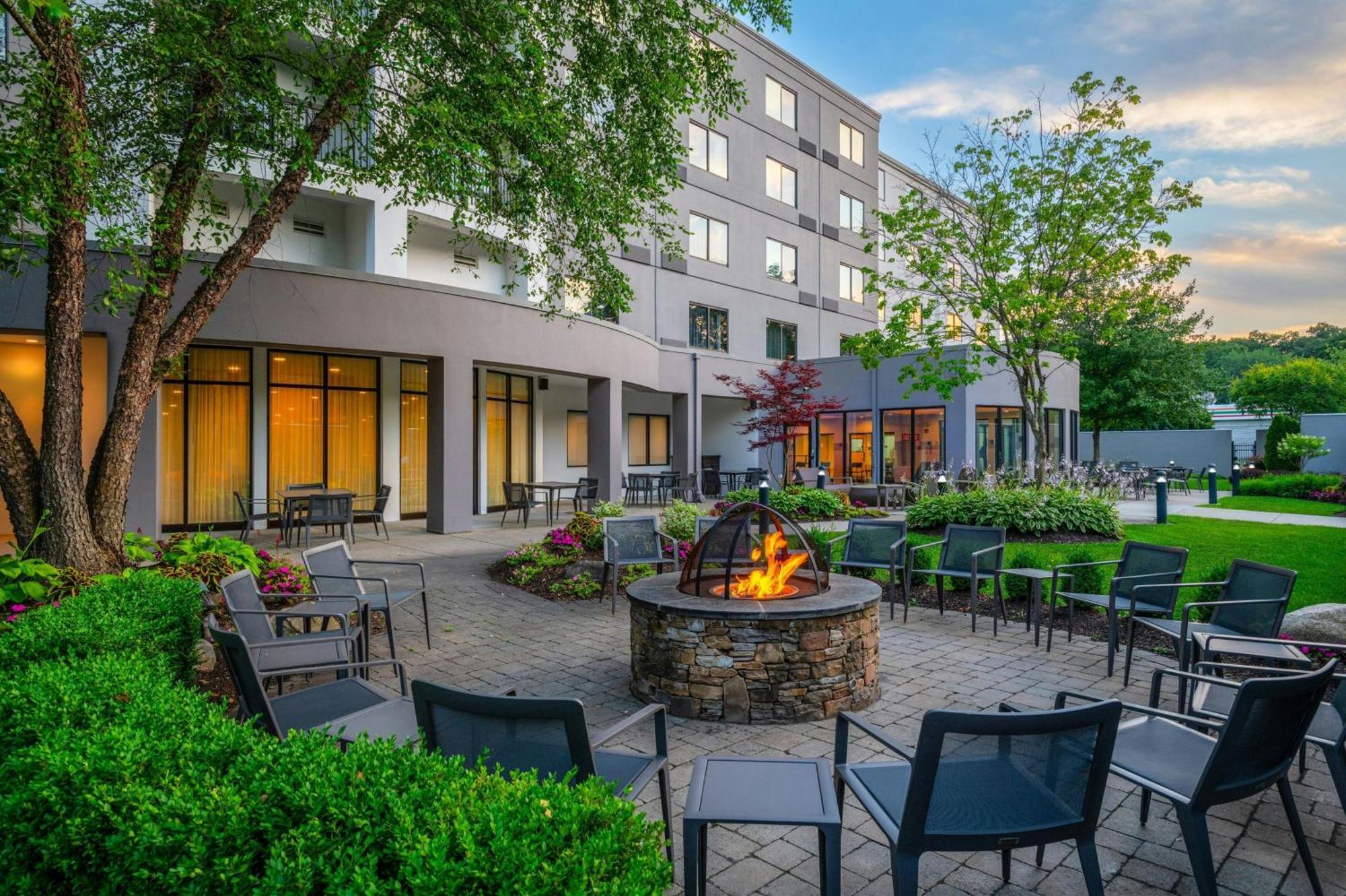 Courtyard By Marriott Providence Lincoln Exterior foto
